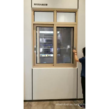 Ventana corredera de aluminio de tamaño estándar con diseño de parrilla.